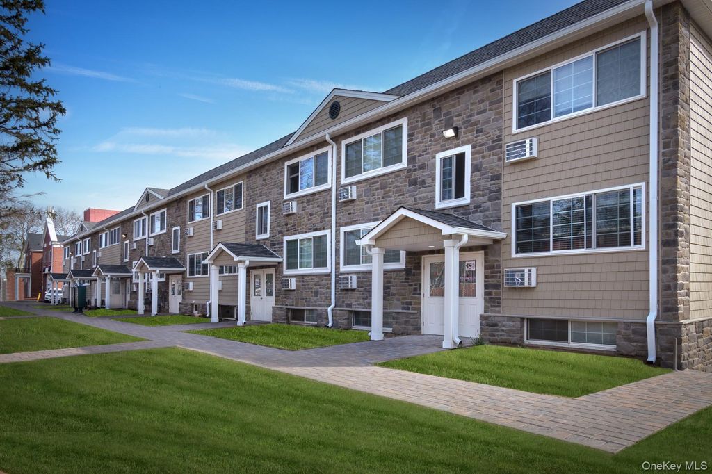 142 Covert Avenue J3, Stewart Manor, NY 11530