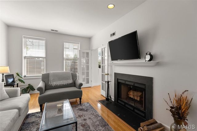 5885 Nina Place 3W, St Louis, MO 63112