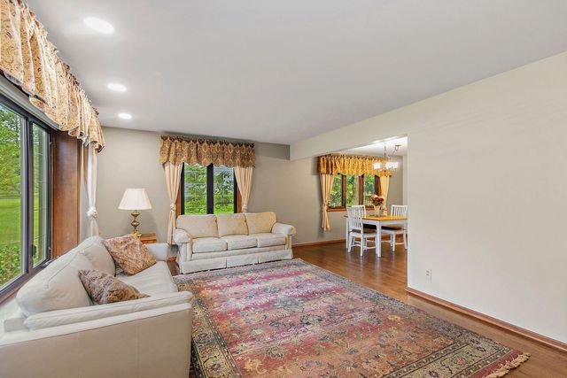 2916 Skyline Drive, Crystal Lake, IL 60012