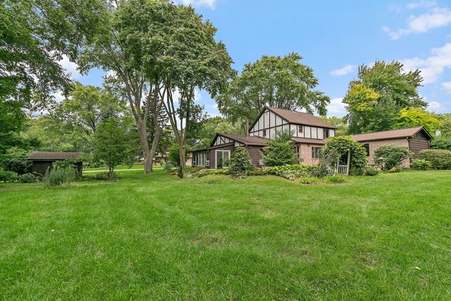 2916 Skyline Drive, Crystal Lake, IL 60012