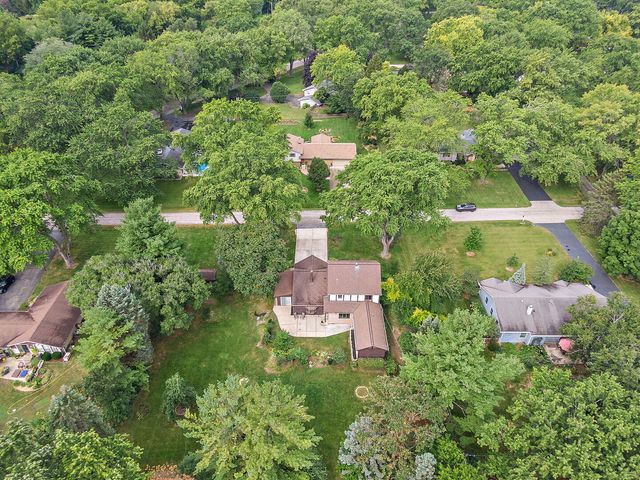 2916 Skyline Drive, Crystal Lake, IL 60012