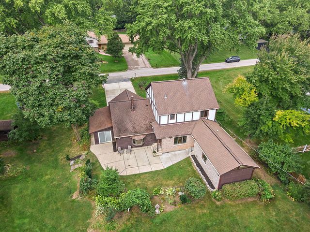2916 Skyline Drive, Crystal Lake, IL 60012
