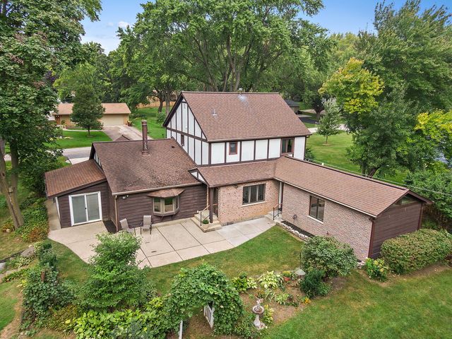 2916 Skyline Drive, Crystal Lake, IL 60012