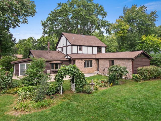 2916 Skyline Drive, Crystal Lake, IL 60012