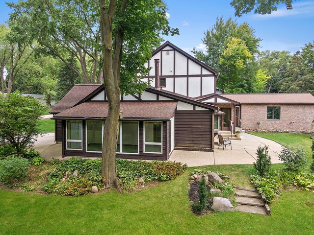 2916 Skyline Drive, Crystal Lake, IL 60012