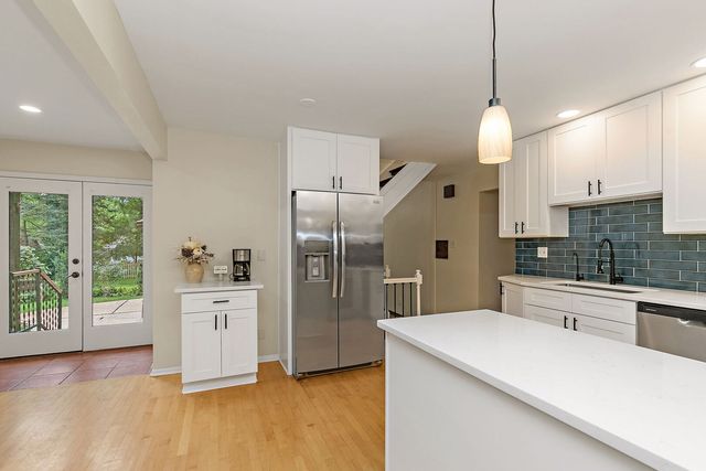 2916 Skyline Drive, Crystal Lake, IL 60012