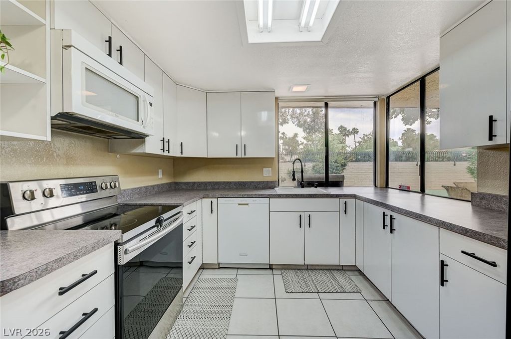2471 Palmera Drive, Las Vegas, NV 89121