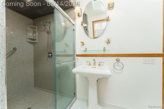 9800 Roberts Road, Gregory, MI 48137