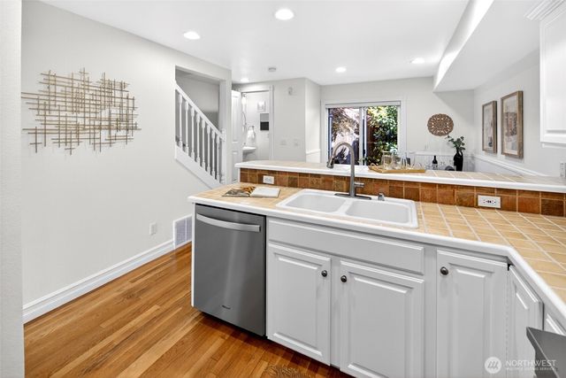 402 Aloha Street, Seattle, WA 98109