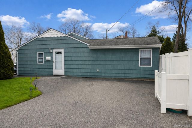 34 Beach Street, West Islip, NY 11795