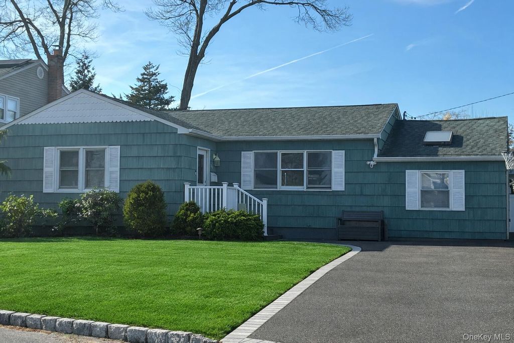 34 Beach Street, West Islip, NY 11795