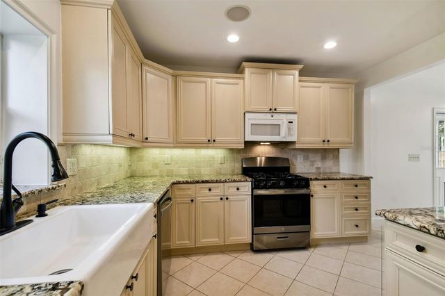 2918 W COACHMAN AVENUE, Tampa, FL 33611