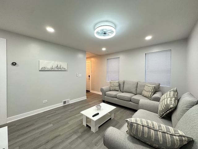 1937 W GRAND Avenue 1, Chicago, IL 60622