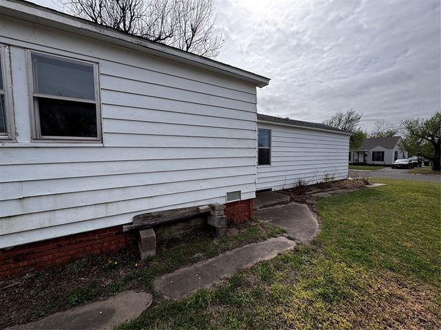 201 E Ercoupe Drive, Midwest City, OK 73110