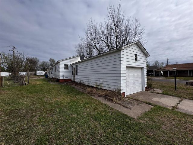 201 E Ercoupe Drive, Midwest City, OK 73110