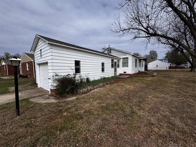 201 E Ercoupe Drive, Midwest City, OK 73110