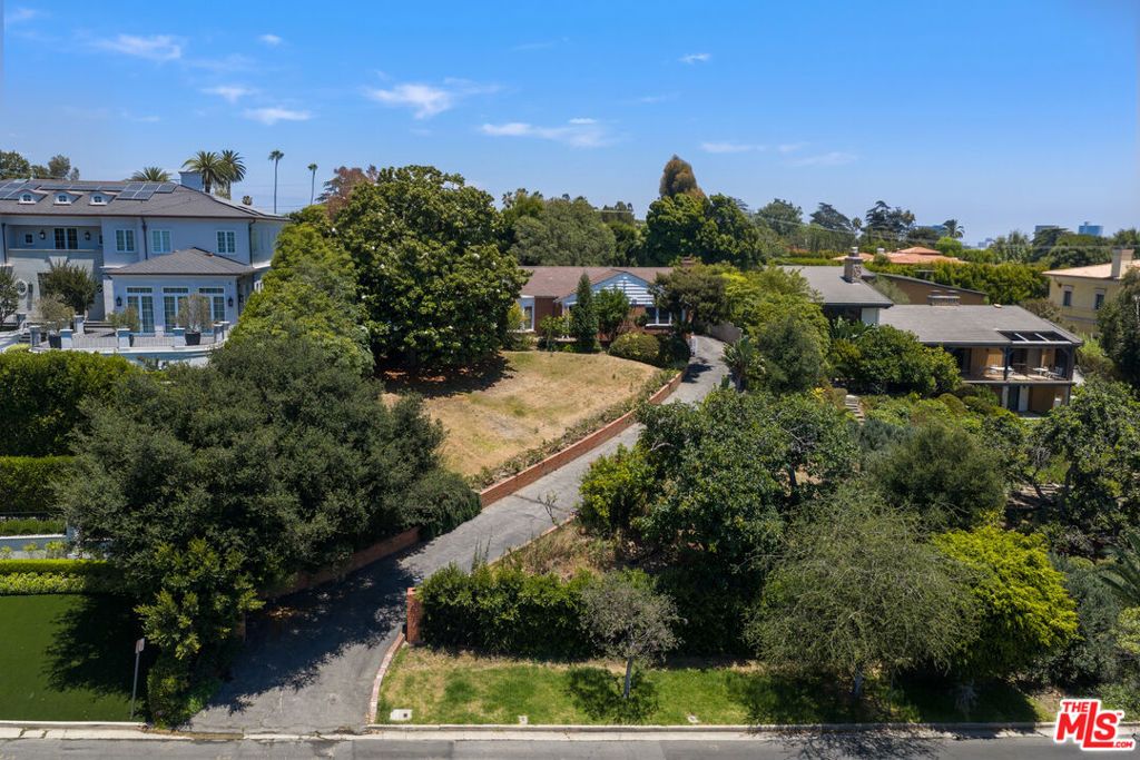 Image 1 of property listing at 140 S Burlingame Avenue, Los Angeles, CA 90049