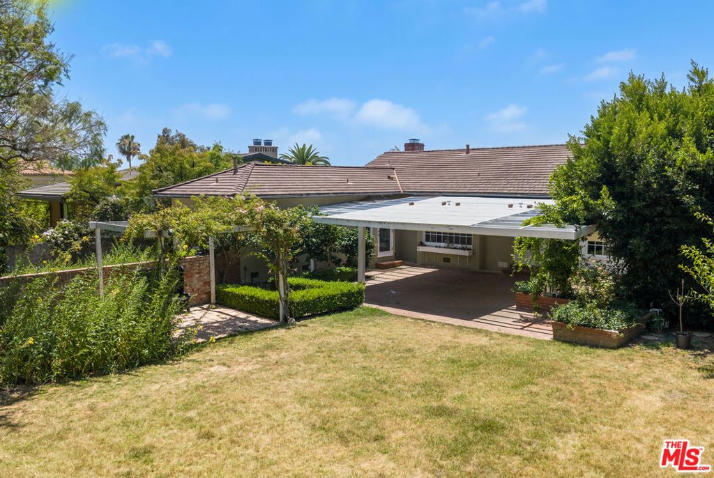 Image 10 of property listing at 140 S Burlingame Avenue, Los Angeles, CA 90049
