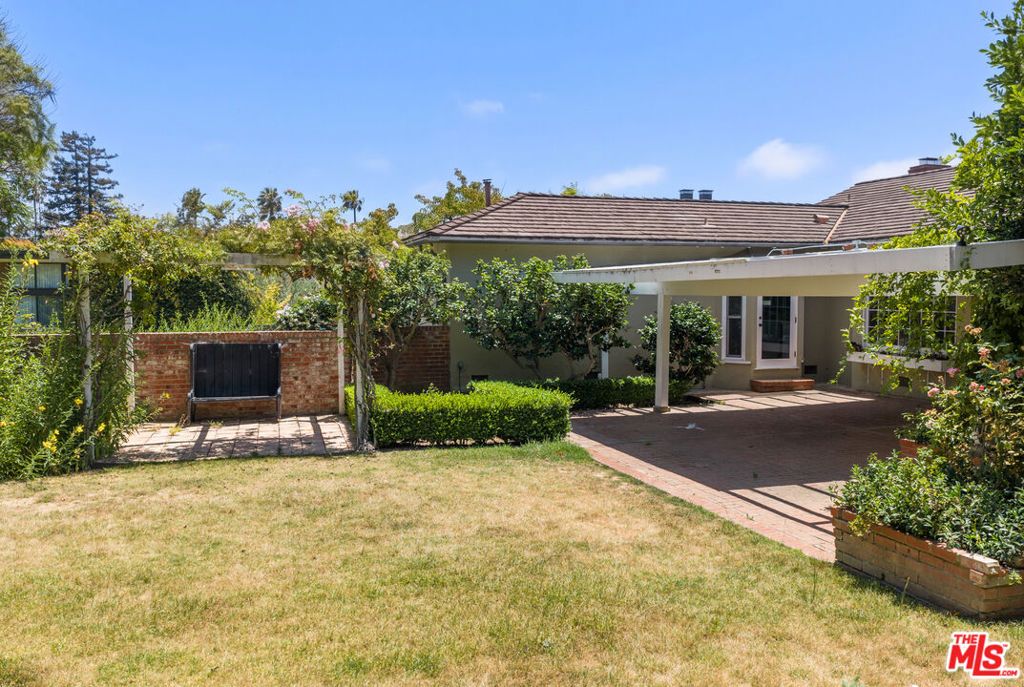 Image 11 of property listing at 140 S Burlingame Avenue, Los Angeles, CA 90049