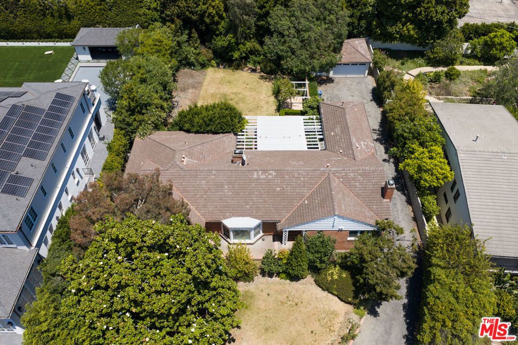 Image 12 of property listing at 140 S Burlingame Avenue, Los Angeles, CA 90049