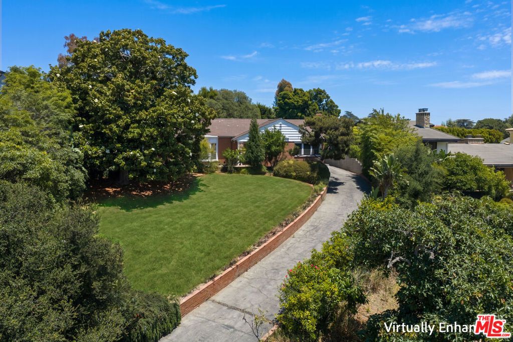 Image 13 of property listing at 140 S Burlingame Avenue, Los Angeles, CA 90049