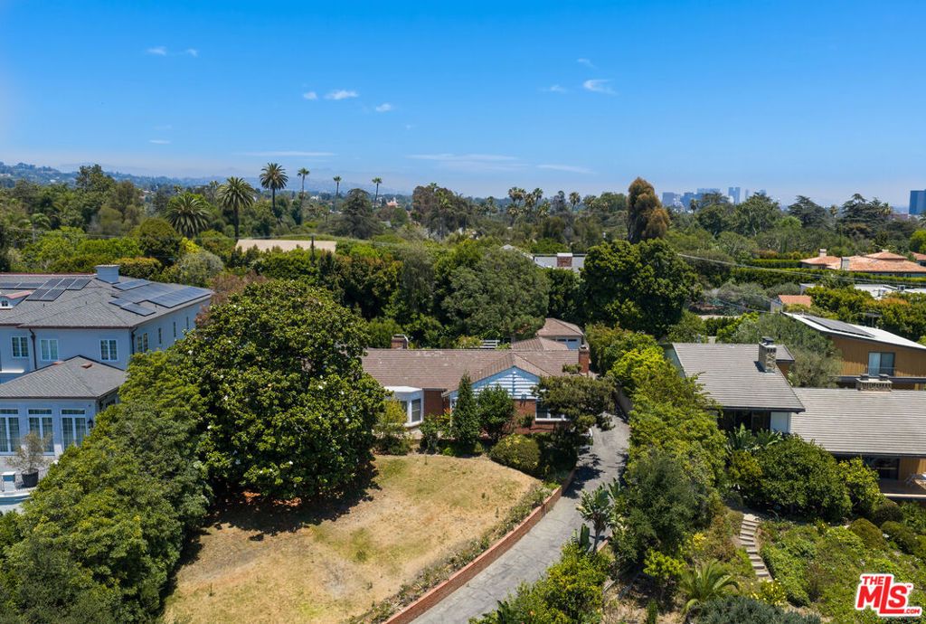 Image 2 of property listing at 140 S Burlingame Avenue, Los Angeles, CA 90049