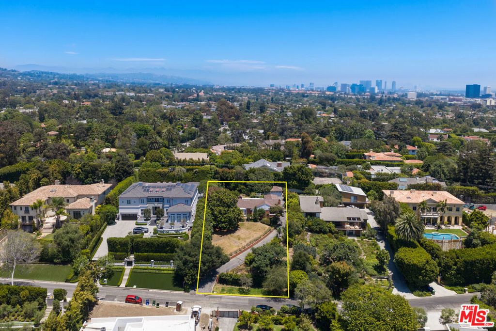 Image 3 of property listing at 140 S Burlingame Avenue, Los Angeles, CA 90049