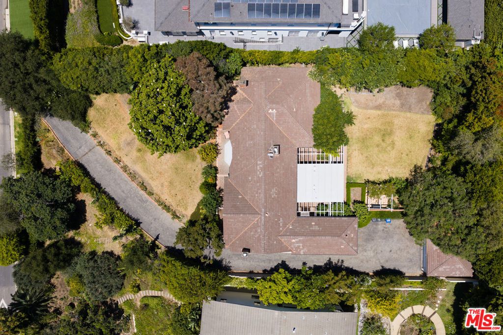 Image 4 of property listing at 140 S Burlingame Avenue, Los Angeles, CA 90049
