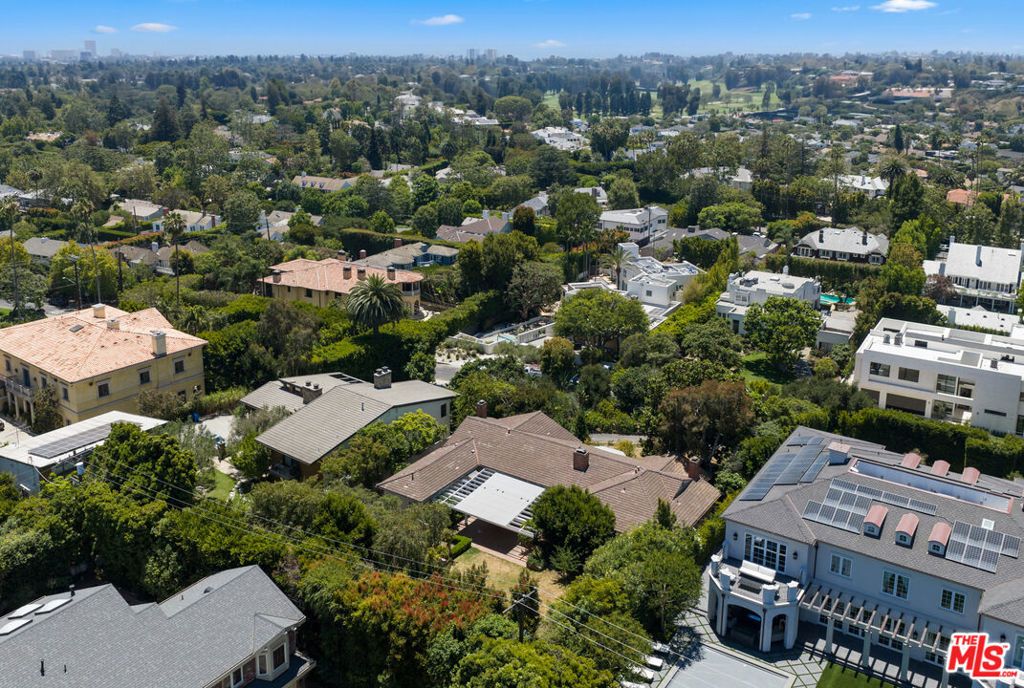 Image 5 of property listing at 140 S Burlingame Avenue, Los Angeles, CA 90049