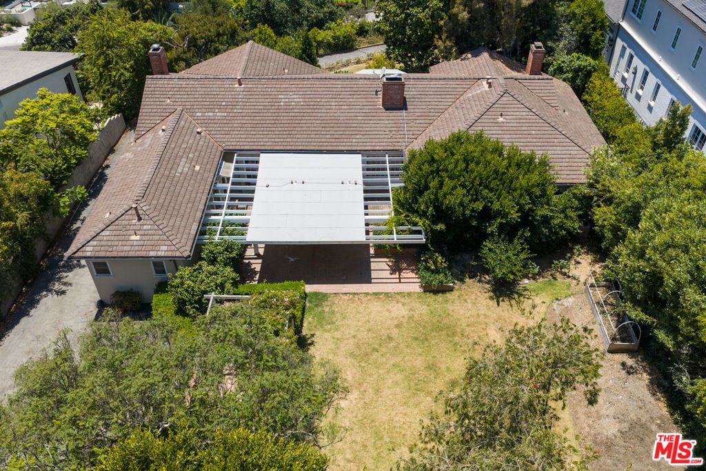 Image 6 of property listing at 140 S Burlingame Avenue, Los Angeles, CA 90049