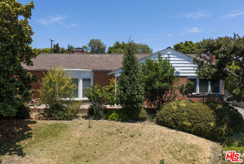 Image 7 of property listing at 140 S Burlingame Avenue, Los Angeles, CA 90049