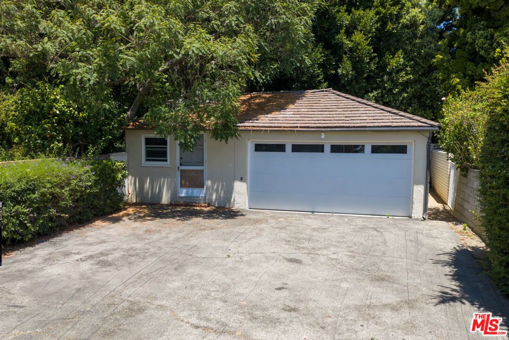 Image 8 of property listing at 140 S Burlingame Avenue, Los Angeles, CA 90049