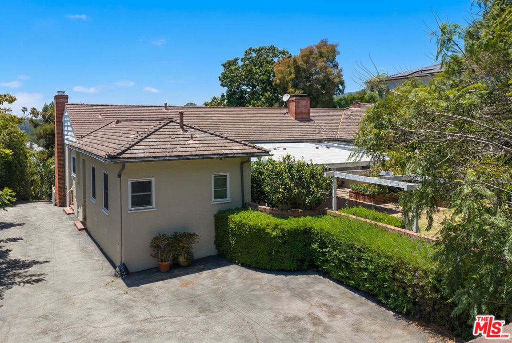Image 9 of property listing at 140 S Burlingame Avenue, Los Angeles, CA 90049