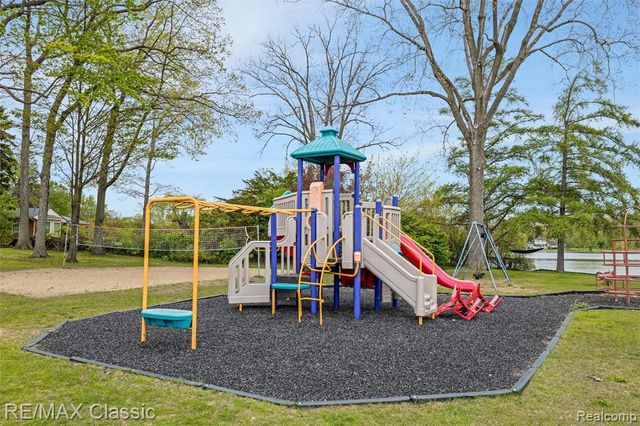 804 Bonita Drive, White Lake, MI 48383
