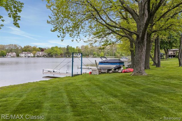 804 Bonita Drive, White Lake, MI 48383