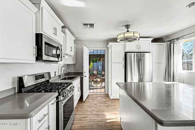 5225 N 8TH Place, Phoenix, AZ 85014