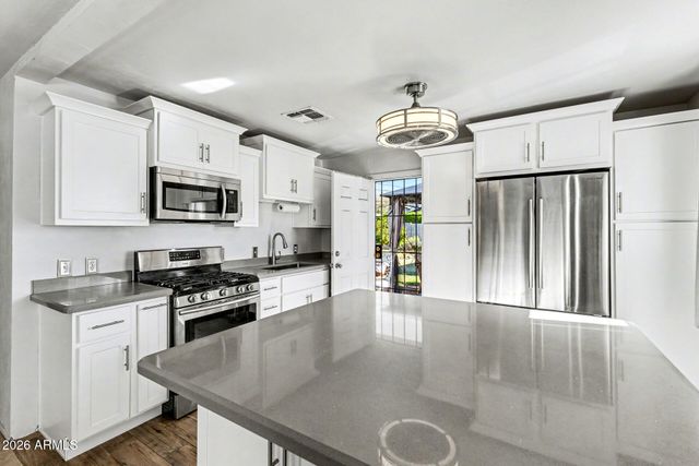 5225 N 8TH Place, Phoenix, AZ 85014