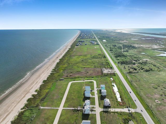 456 Highway 87, Gilchrist, TX 77617