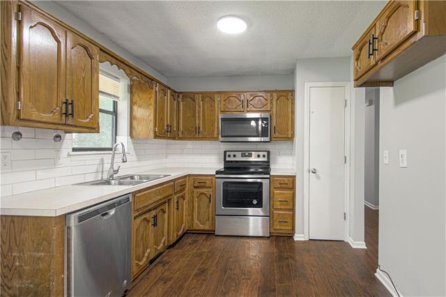8904 NE 72nd Street, Kansas City, MO 64158