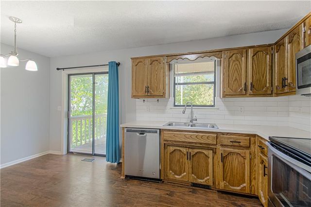 8904 NE 72nd Street, Kansas City, MO 64158