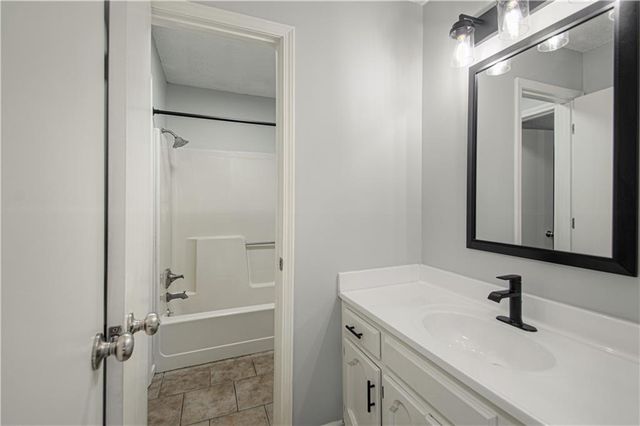 8904 NE 72nd Street, Kansas City, MO 64158