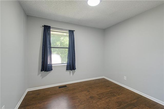 8904 NE 72nd Street, Kansas City, MO 64158