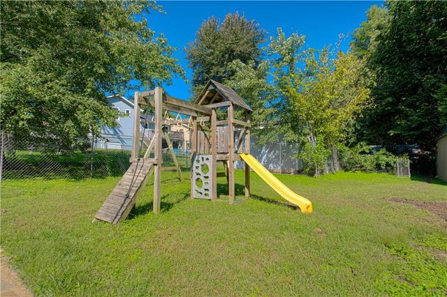 8904 NE 72nd Street, Kansas City, MO 64158