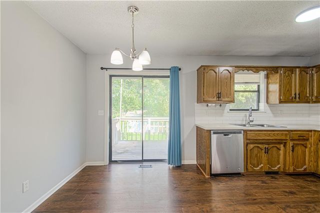 8904 NE 72nd Street, Kansas City, MO 64158