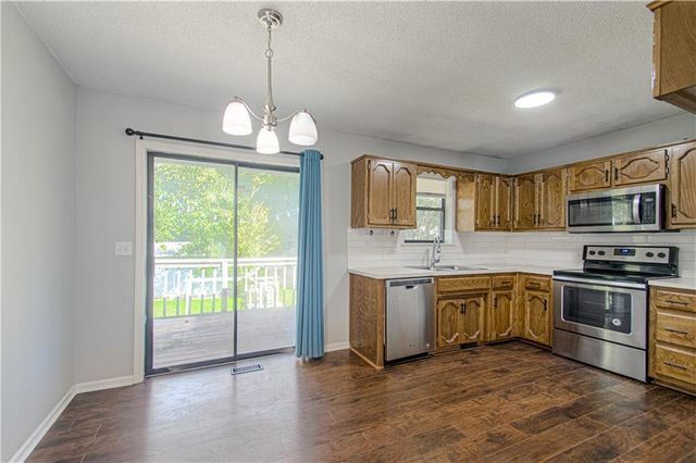 8904 NE 72nd Street, Kansas City, MO 64158