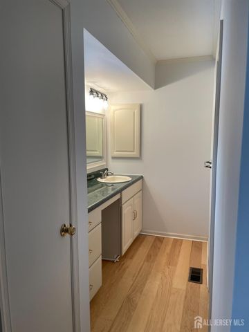 18 Pond View Drive, Plainsboro, NJ 08536