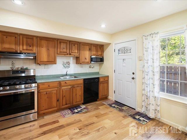 18 Pond View Drive, Plainsboro, NJ 08536