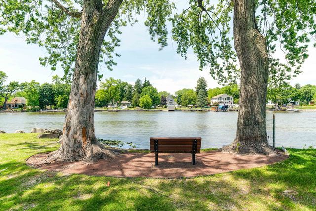 126 Schooner Lane, Lake Barrington, IL 60010