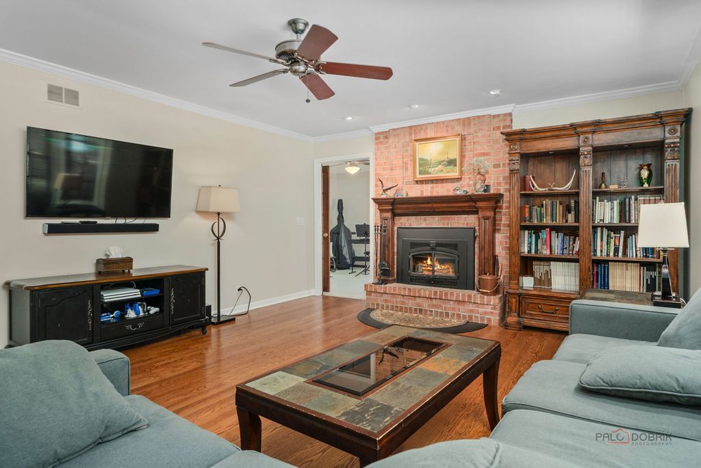 Image 5 of property listing at 126 Schooner Lane, Lake Barrington, IL 60010