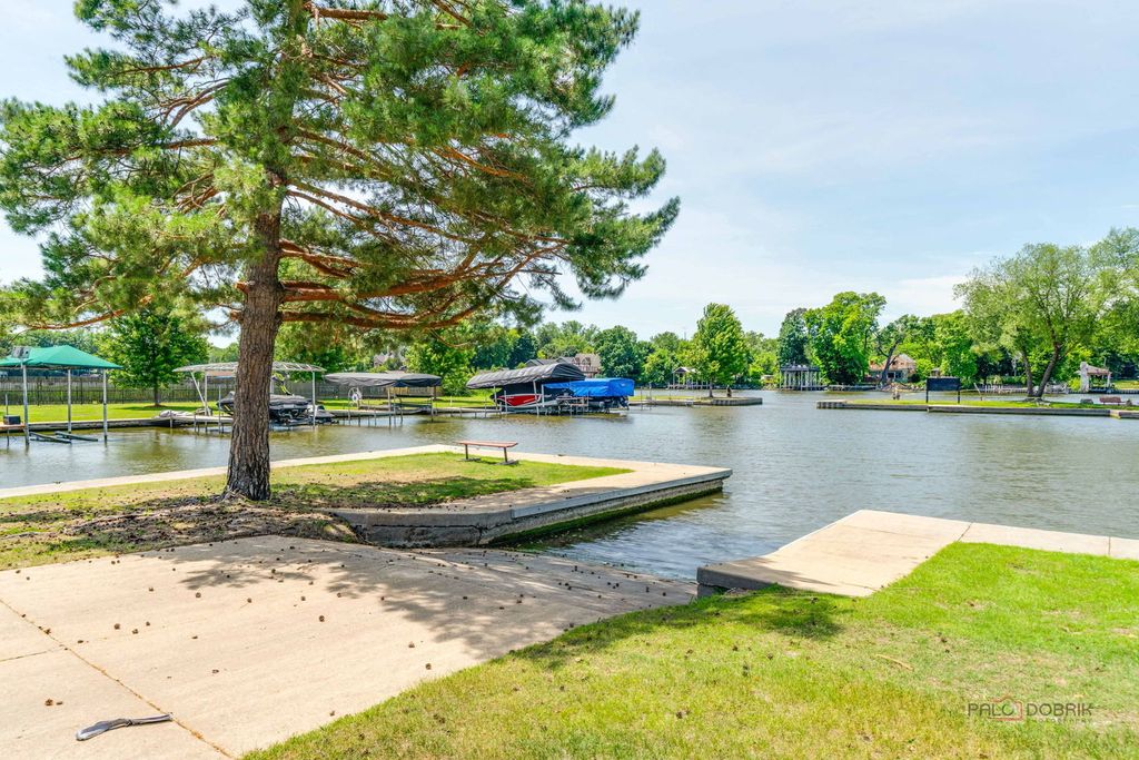 Image 43 of property listing at 126 Schooner Lane, Lake Barrington, IL 60010